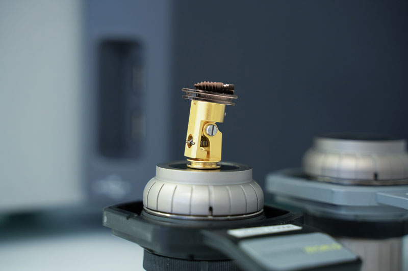 Scanning electron microscope